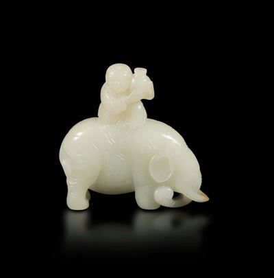 Gruppo Scolpito in Giada Bianca Raffigurante Personaggio con Vaso Seduto su Elefante, Cina, Dinas...