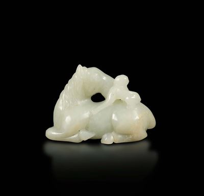 Piccolo Gruppo Scolpito in Giada Bianca Raffigurante Cavallo e Scimmietta, Cina, Dinastia Qing, X...