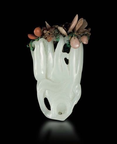 Mano di Buddha Scolpita in Giada Bianca con Applicazioni in Pietre Dure a Motivo Naturalistico, C...