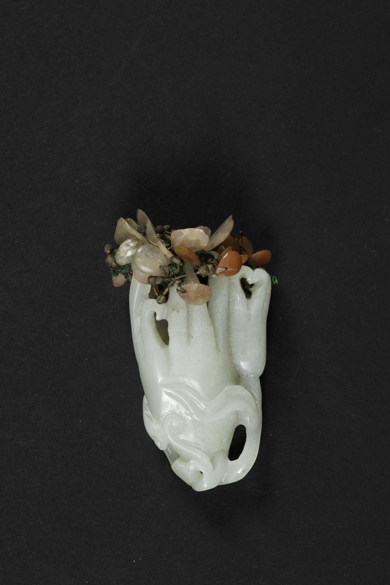 Mano di Buddha Scolpita in Giada Bianca con Applicazioni in Pietre Dure a Motivo Naturalistico, C...