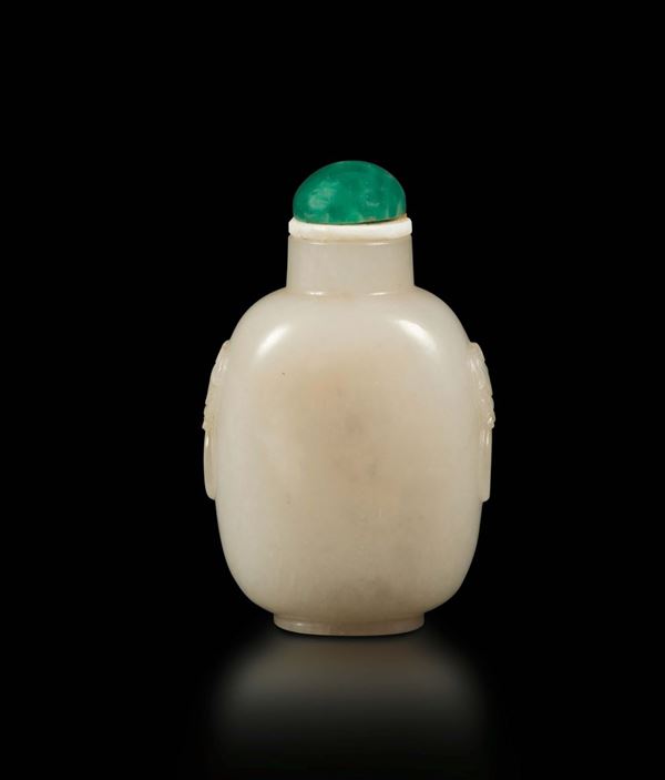 A white jade snuff bottle with a malachite lid, China, Qing Dynasty, 19th century