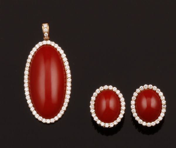 Parure composta da pendente ed orecchini in corallo rosso e diamanti