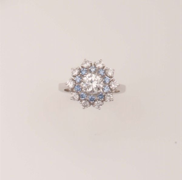 Anello con diamante centrale taglio brillante di ct 0,90 circa, diamanti e zaffiri a contorno