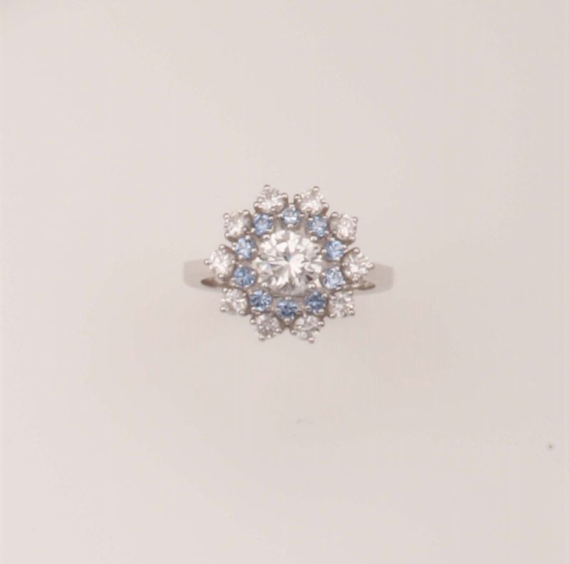 Anello con diamante centrale taglio brillante di ct 0,90 circa, diamanti e zaffiri a contorno  - Asta Fine Jewels - Cambi Casa d'Aste