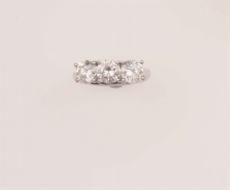Anello con tre diamanti taglio brillante per ct 2,50 circa totali  - Asta Fine Jewels - Cambi Casa d'Aste