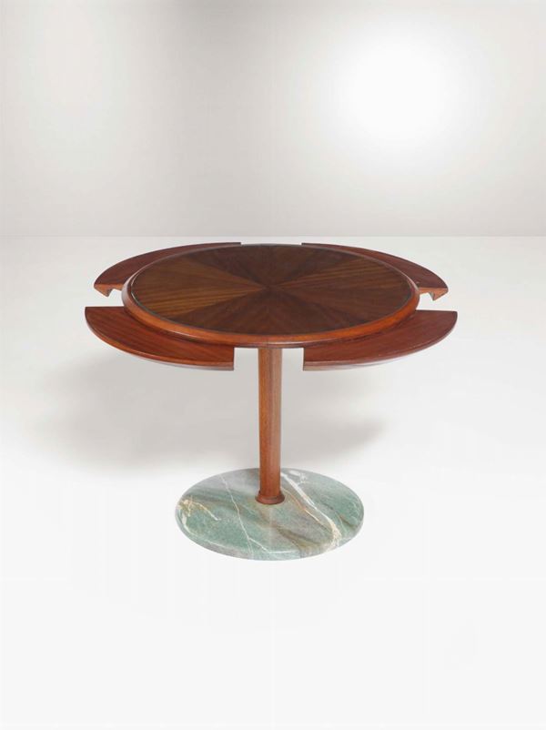 Tavolo basso con base in marmo e struttura in legno.