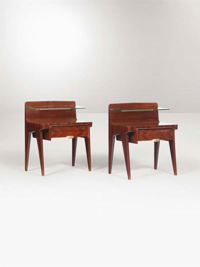 Coppia di Comodini con Struttura in Legno, Piano in Vetro e Dettagli in Ottone.