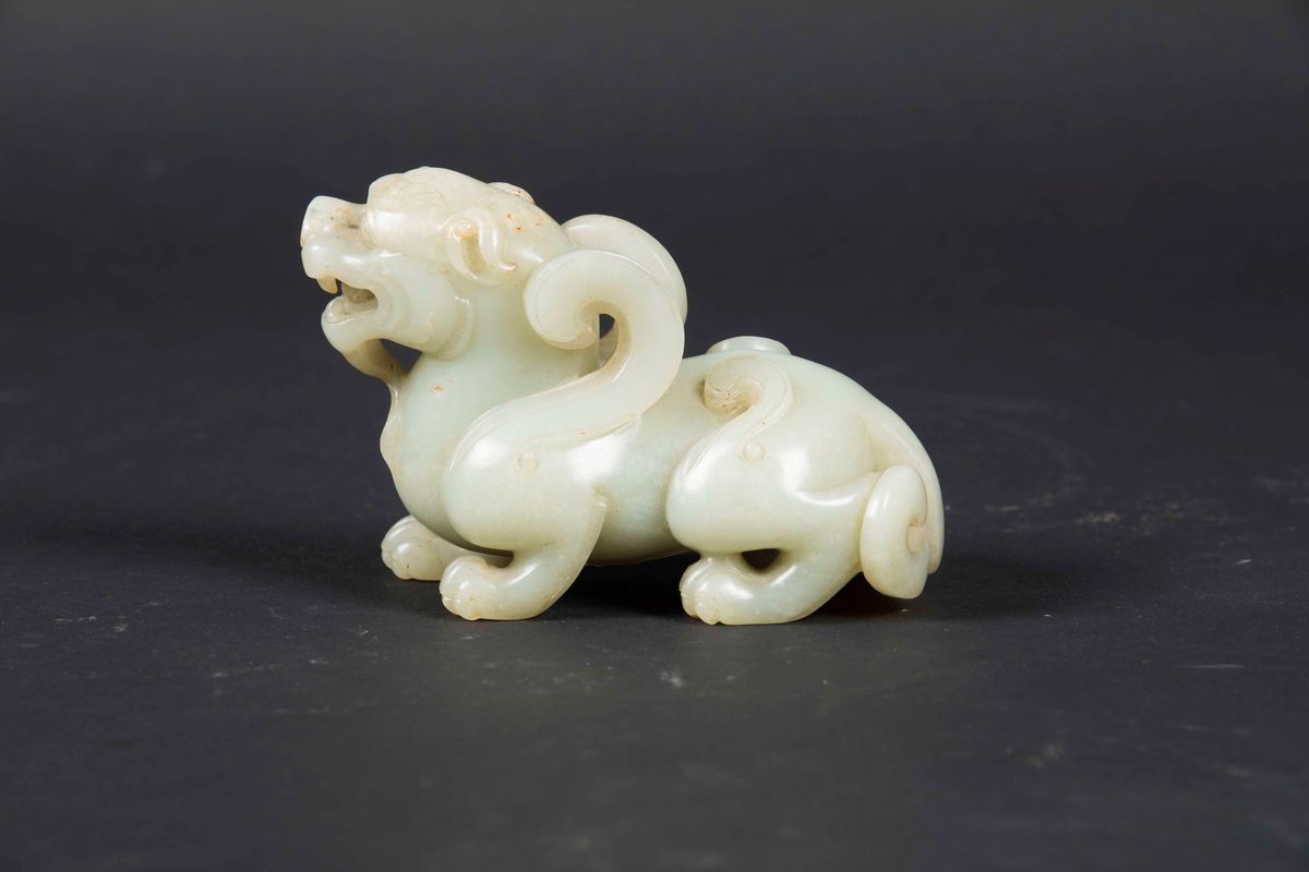 Animale Fantastico Scolpito in Giada Bianca Celadon, Cina, Dinastia Qing, Epoca Qianlong (1736-17...