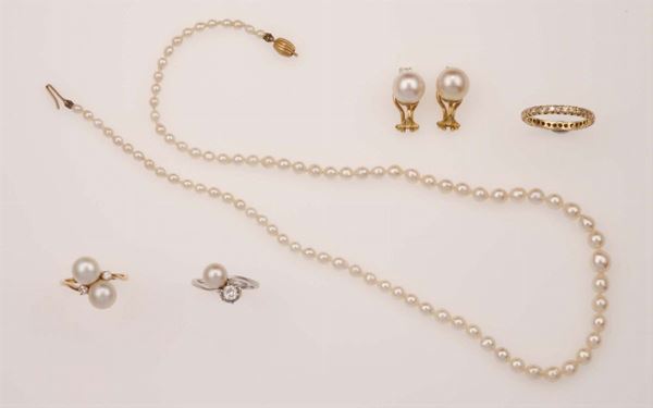 Natural pearl necklace with three gold rings and a pair of cultured pearl earrings