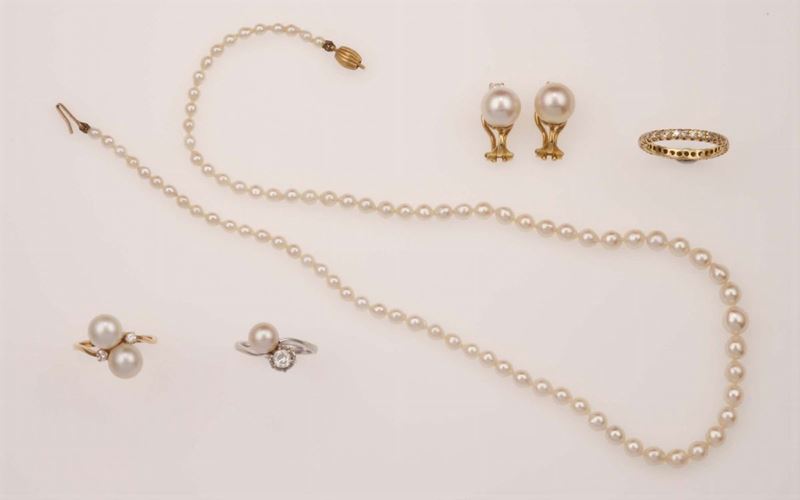 Lotto composto da una collana di perle naturali, tre anelli ed un paio di orecchini con perle  - Asta Fine Jewels - Cambi Casa d'Aste