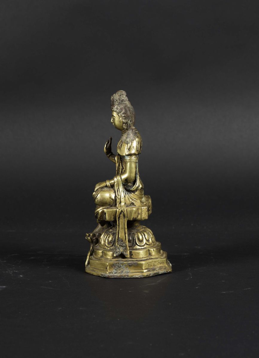 Bronzo Dorato con Figura di Guanyin Seduta su Fiore di Loto, Cina, XIX Secolo