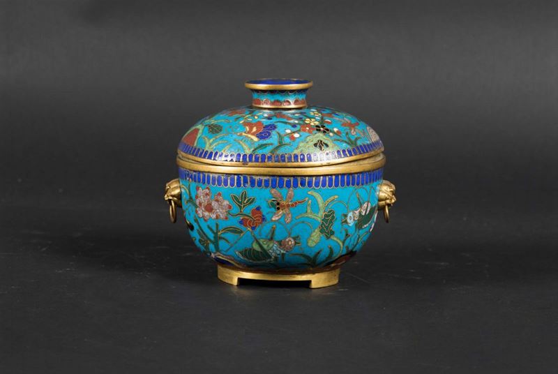 A small potiche with a cloisonné glazed lid with a floral decor and ring handles, China, Qing Dynasty, 19th century  - Auction Chinese Works of Art - Cambi Casa d'Aste