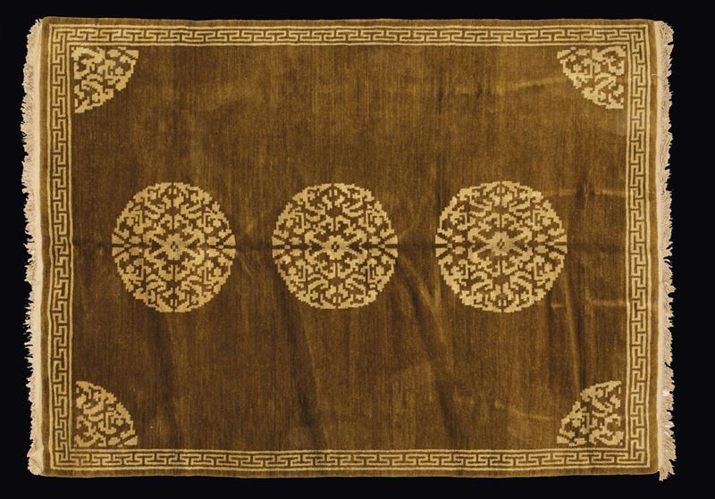 Tappeto con triplo medaglione giallo su fondo verde, Tibet, 1930 ca e tappeto da meditazione Shigatse con motivo a fiori su fondo blu, Tibet, fine XIX secolo  - Asta Fine Chinese Works of Art - I - Cambi Casa d'Aste