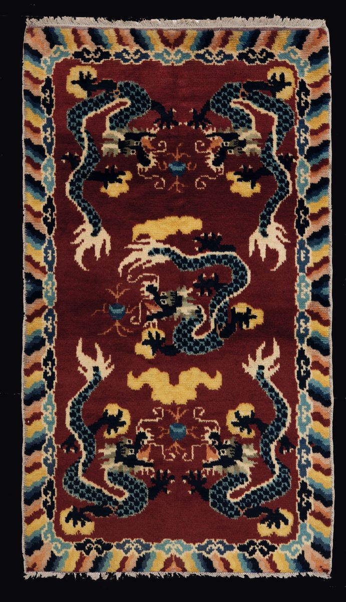 Tappeto con ricamo a dragoni su fondo granata, Cina, Dinastia Qing, fine XIX secolo  - Asta Fine Chinese Works of Art - I - Cambi Casa d'Aste