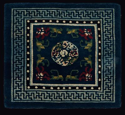 Tappeto da Meditazione con Medaglione Centrale su Fondo Blu e Bordo con Motivo a Svastiche, Cina,...
