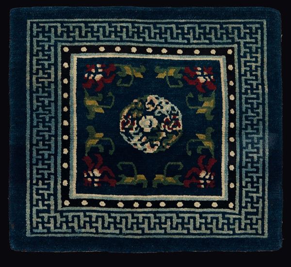 Tappeto da meditazione con medaglione centrale su fondo blu e bordo con motivo a svastiche, Cina, 1900 ca