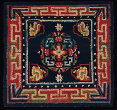 Tappeto da Meditazione con Medaglione Centrale su Fondo Blu e Cornice con Motivo a Greca, Tibet, ...