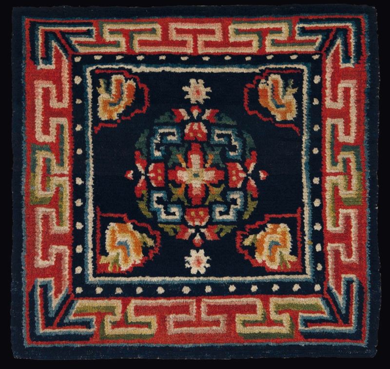 Tappeto da meditazione con medaglione centrale su fondo blu e cornice con motivo a greca, Tibet, XIX secolo  - Asta Fine Chinese Works of Art - I - Cambi Casa d'Aste
