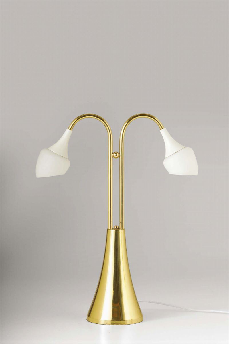 Lampada da tavolo con struttura in ottone e diffusori in alluminio laccato.  - Auction Design II - II - Cambi Casa d'Aste