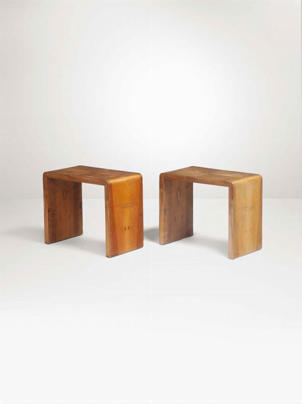 Coppia di sedute con struttura in legno.