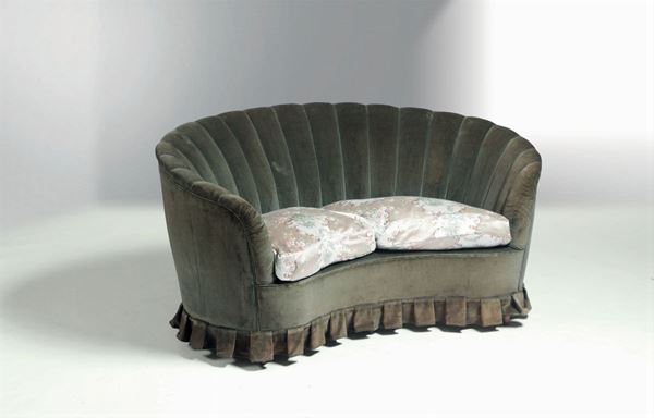 Salotto composto da un divano e due poltrone. Stuttura in legno e rivestimenti in tessuto.