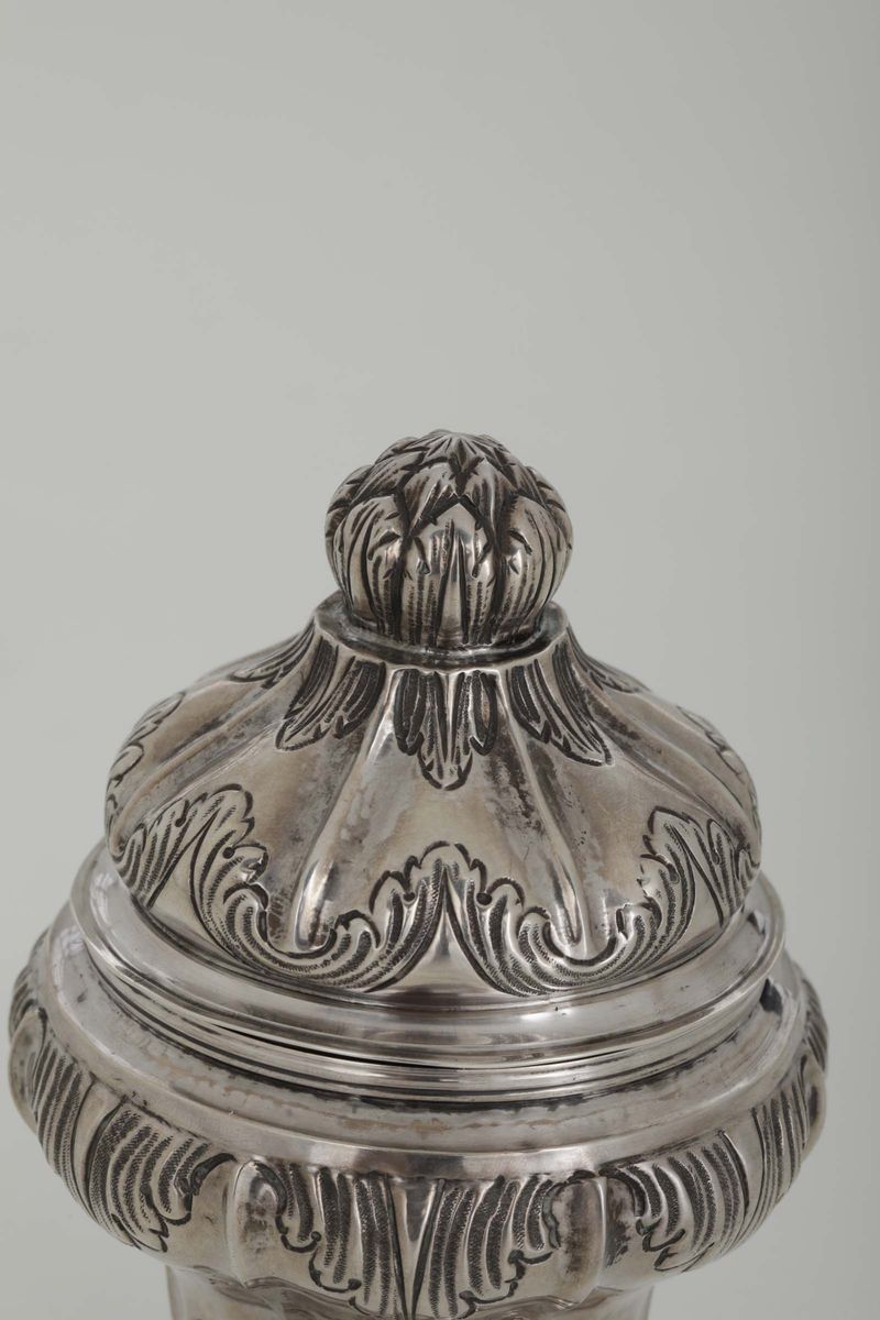 Zuccheriera in Argento Fuso, Sbalzato e Cesellato. Genova, Punzone della Torretta per L'anno 1734