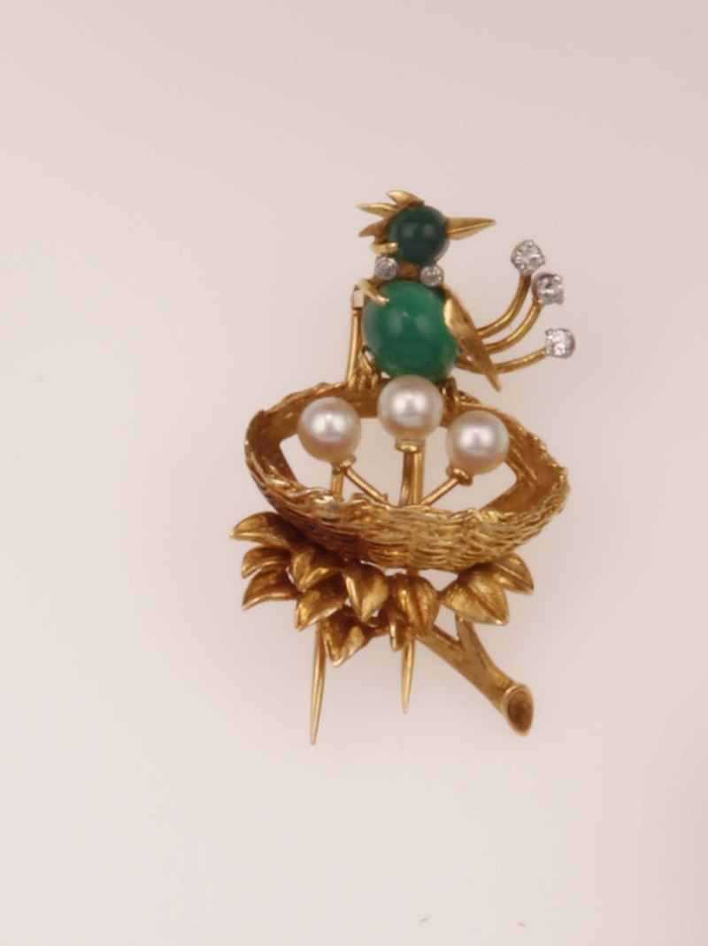 Diamond, agate, pearl and gold brooch. Designed as a bird resting on its nest  - Auction Fine Jewels - Cambi Casa d'Aste
