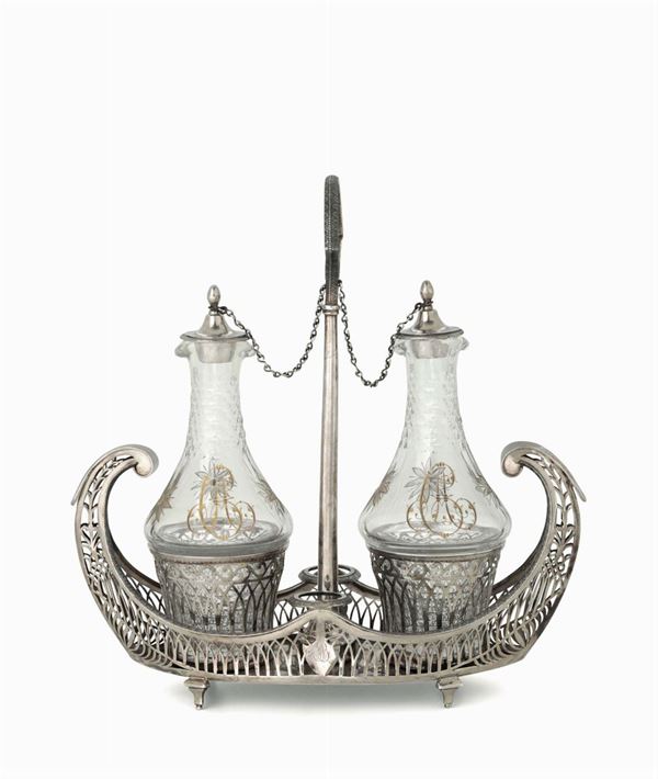 Oliera in argento fuso, sbalzato, traforato e inciso.Ampolla in vetro molato e dorato con monogramma AC. Parigi, bolli in uso dal 1798 al 1809 e dell'argentiere