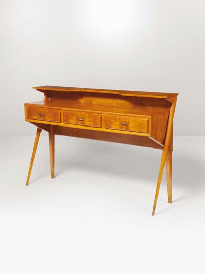 Consolle con Struttura in Legno e Dettagli in Ottone.