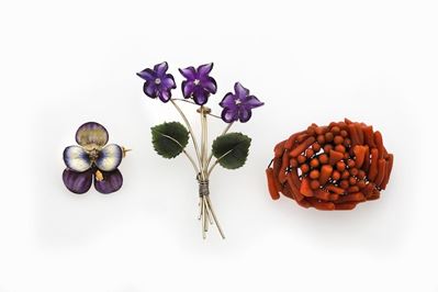Lotto Composto da Tre Spille a Soggetto Floreale con Diamanti, Smalti Policromi, Corallo e Pietre...