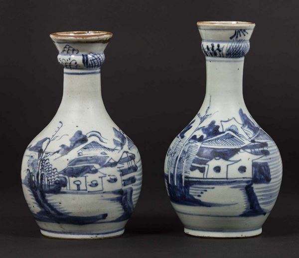 Due vasi a bottiglia con raffigurazioni di paesaggi, Cina, Dinastia Qing, XVIII secolo