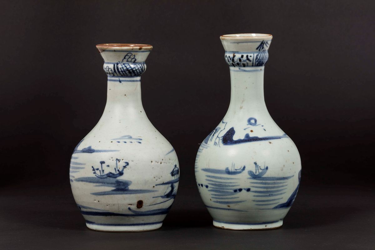 Due Vasi a Bottiglia con Raffigurazioni di Paesaggi, Cina, Dinastia Qing, XVIII Secolo