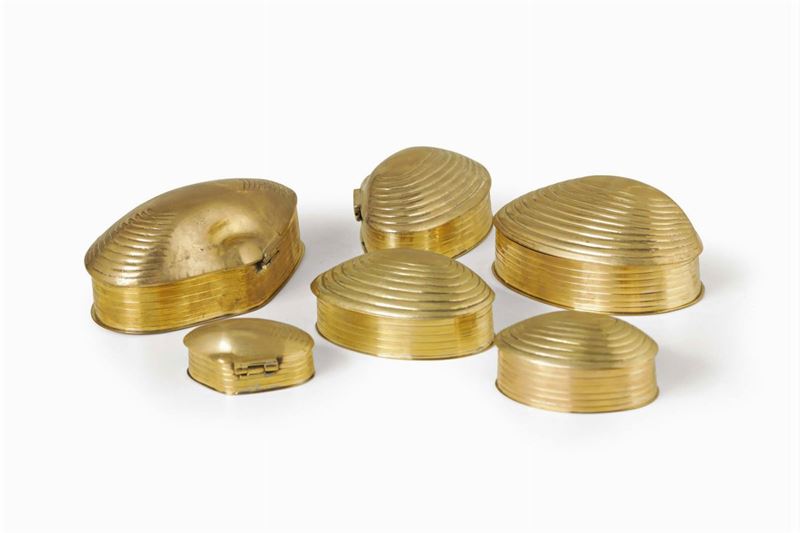 Set da tavolo con sei scatole in ottone cesellato.  - Asta Design II - II - Cambi Casa d'Aste