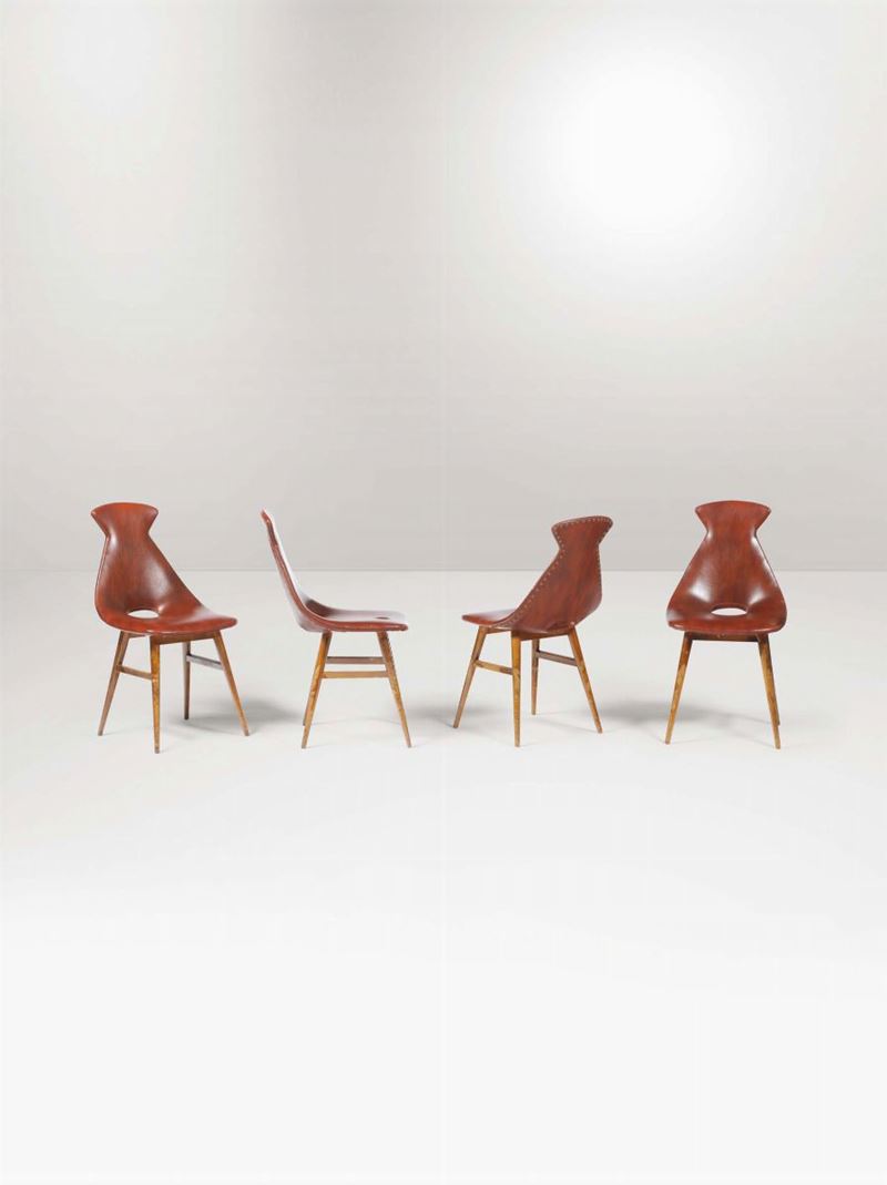 Quattro sedie con struttura in legno e seduta in legno compensato e curvato. Rivestimento in skai.  - Auction Design I - Cambi Casa d'Aste