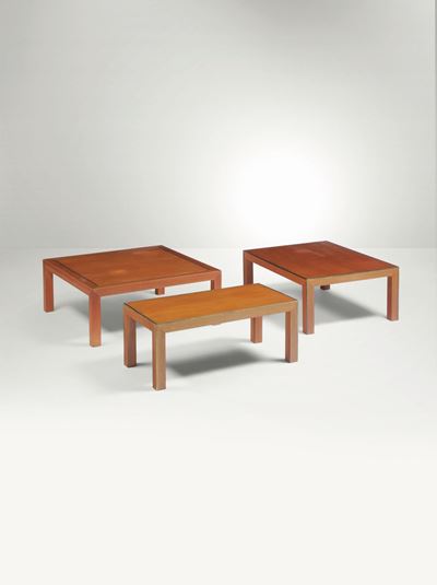 Set di Tre Tavoli Bassi con Struttura in Legno e Ottone.