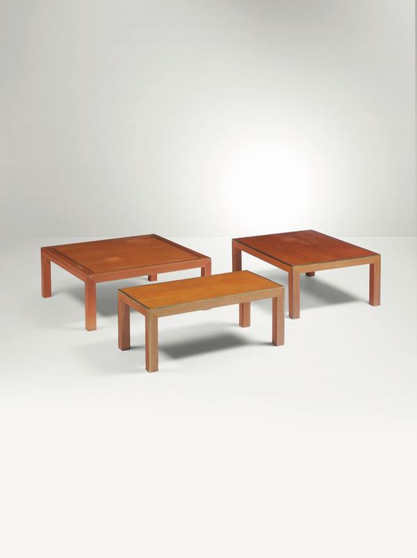 Set di tre tavoli bassi con struttura in legno e ottone.