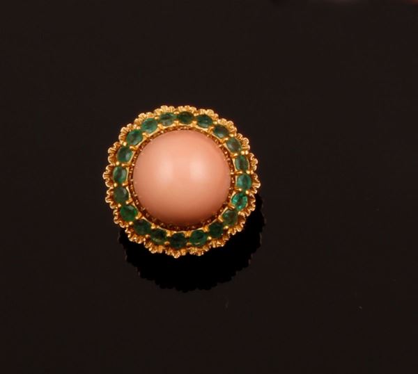 Coral and emerald ring. Signed Mario Buccellati