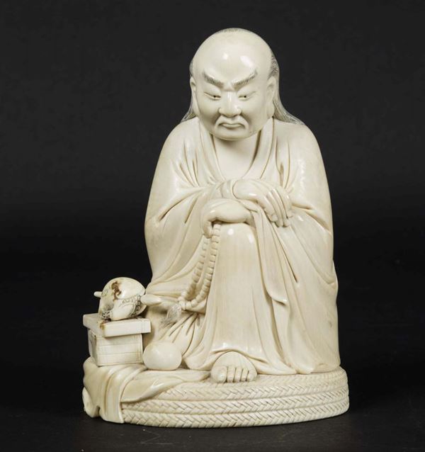 Figura di saggio seduto con collana da preghiera scolpito in avorio, Cina, inizi XX secolo