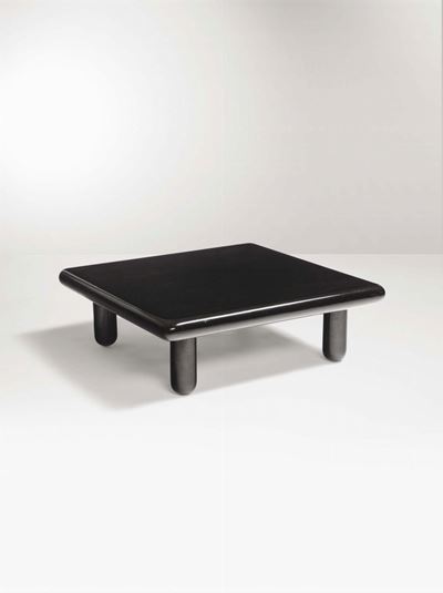 Tavolo Basso con Struttura in Legno Laccato.