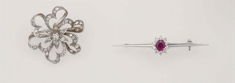 Pair of diamond and ruby brooches  - Auction Fine Jewels - Cambi Casa d'Aste