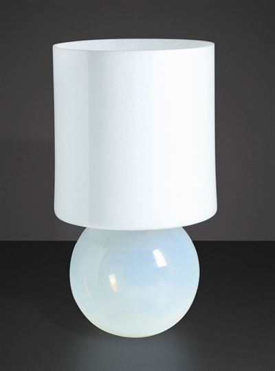 Lampada da Tavolo con Struttura in Vetro Iridescente e Vetro Opalino.