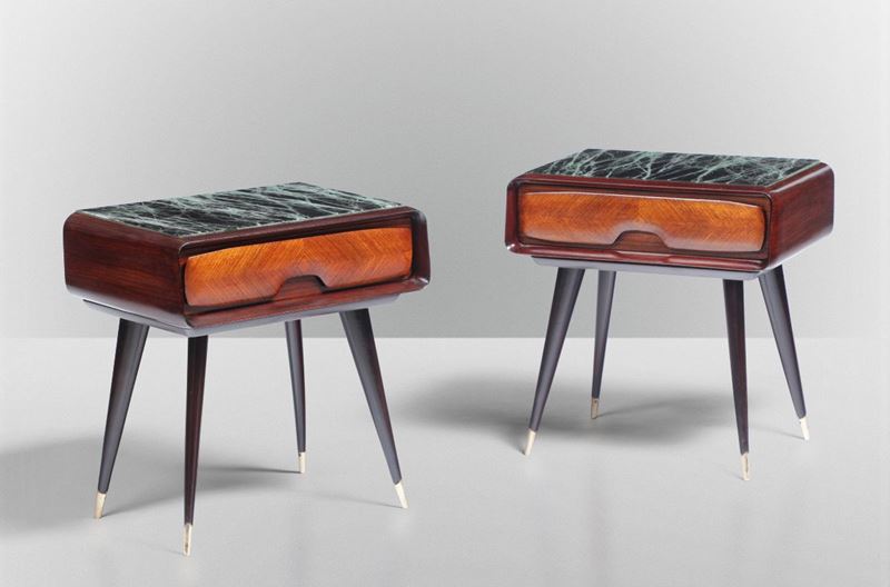 Coppia di comodini con struttura in legno, puntali in ottone.  - Auction Design II - II - Cambi Casa d'Aste