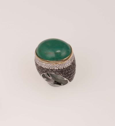 Anello con Smeraldo Taglio Cabochon e Diamanti Bianchi e Neri