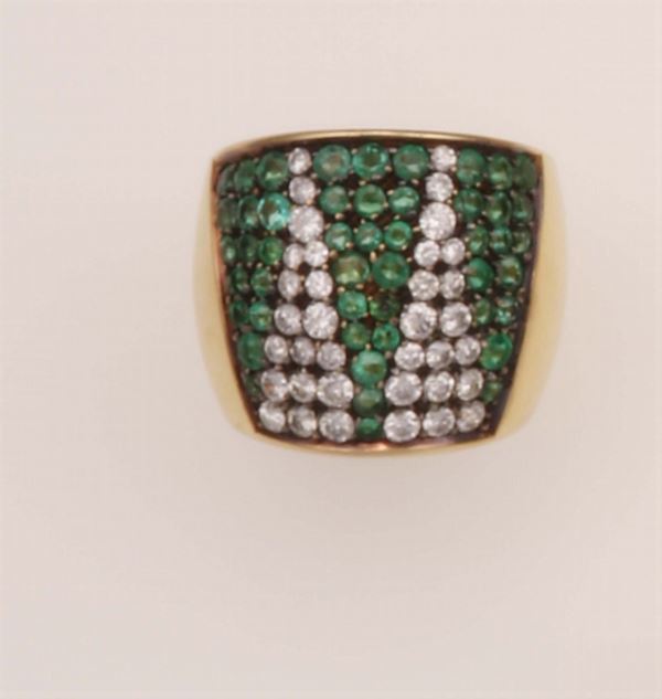 Cassetti. Anello a fascia con smeraldi e diamanti