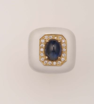 Anello con Zaffiro Cabochon, Diamanti a Contorno e Smalto Bianco