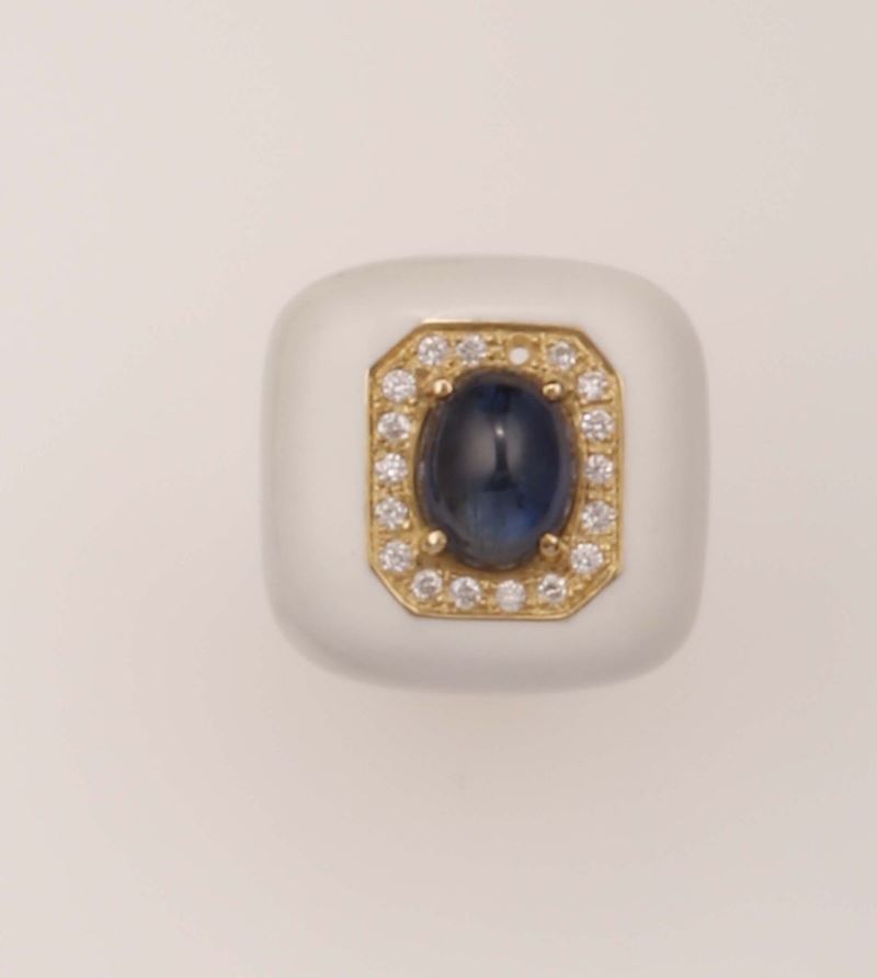 Anello con zaffiro cabochon, diamanti a contorno e smalto bianco  - Asta Fine Jewels - Cambi Casa d'Aste