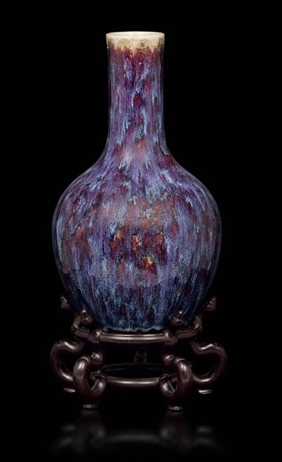 Vaso a Bottiglia in Porcellana Flambè sui Toni del Viola, Cina, Dinastia Qing, XIX Secolo