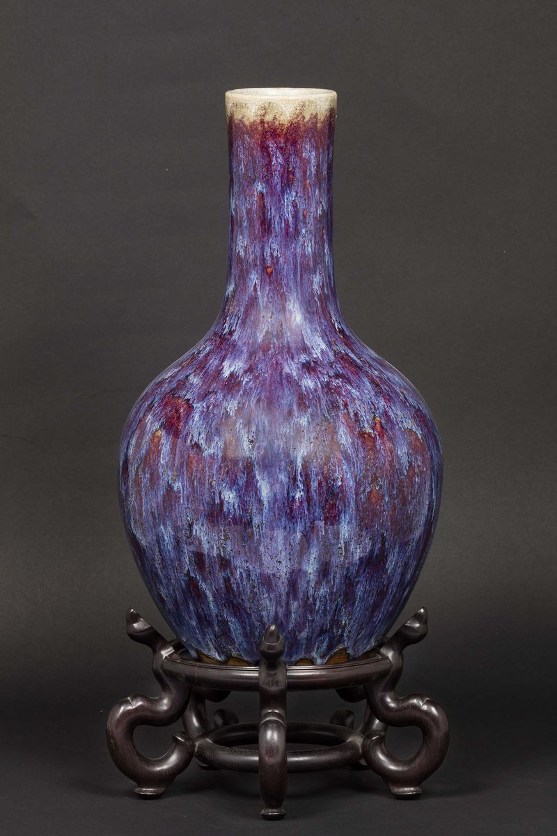 Vaso a Bottiglia in Porcellana Flambè sui Toni del Viola, Cina, Dinastia Qing, XIX Secolo
