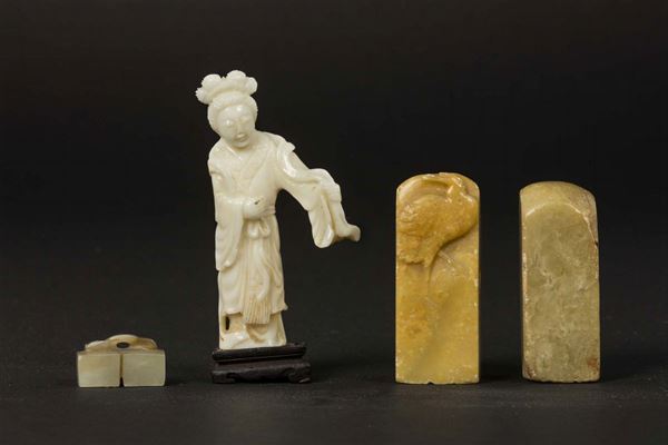 Lotto composto da due sigilli in saponaria, una piccola Guanyin in corallo bianco e una fibbia in giada bianca e russet, Cina, Dinastia Qing, XIX-XX secolo
