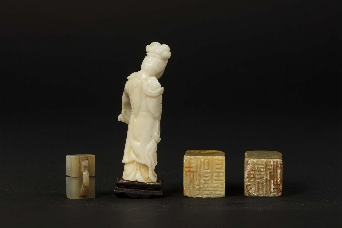 Lotto Composto da Due Sigilli in Saponaria, una Piccola Guanyin in Corallo Bianco e una Fibbia in...